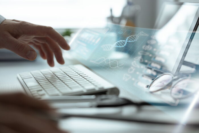 Hand bedient Laptop mit medizinischen Visualisierungen